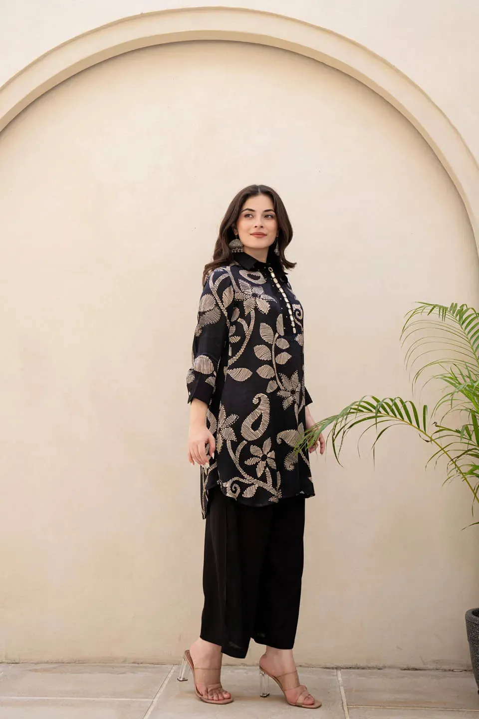 ELEGANT BLACK FLORAL EMBROIDERED KURTA WITH MATCHING PALAZZO SET